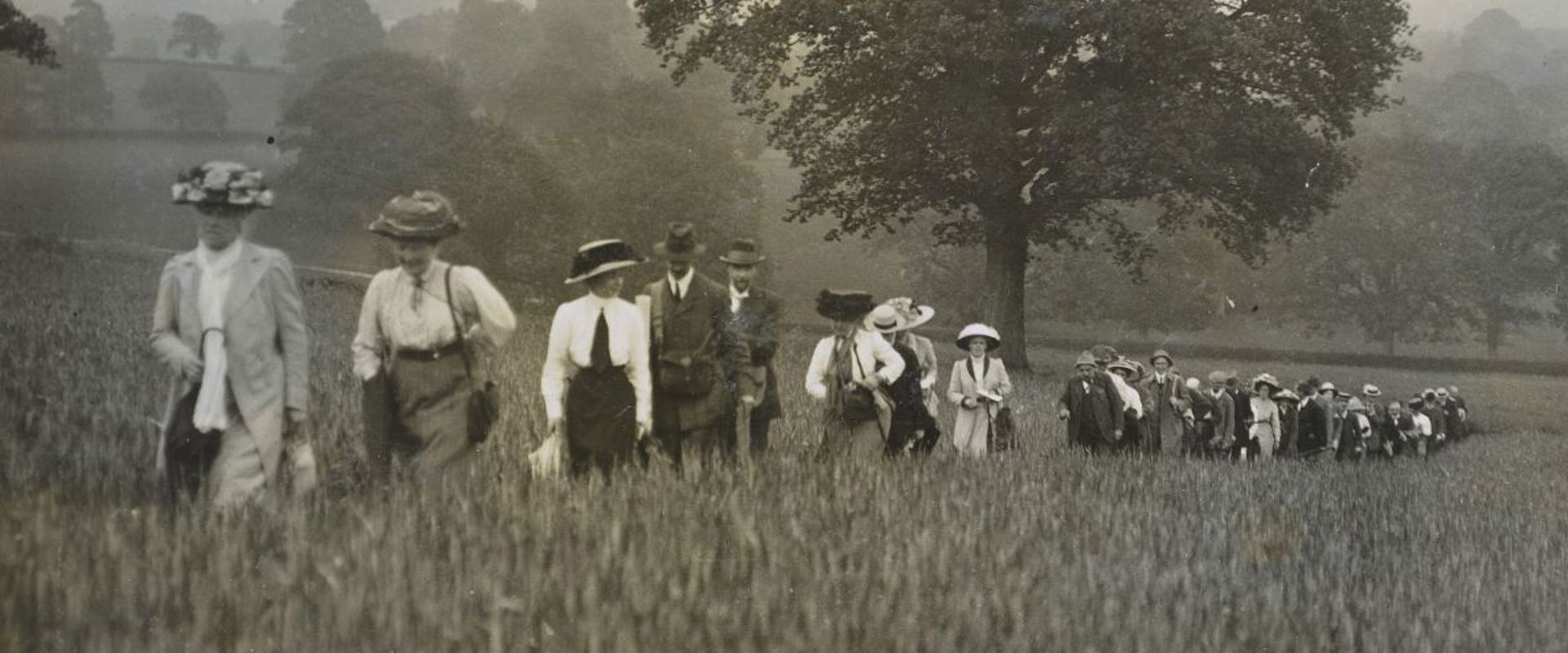 GA field trip to Leith Hill, showing long line of geologists many of whom are women
