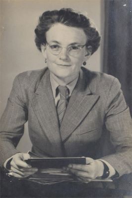 Official portrait of Elizabeth Alexander as Head of Operations, Radio Development Laboratory, New Zealand, c.1943. (LDGSL/38).